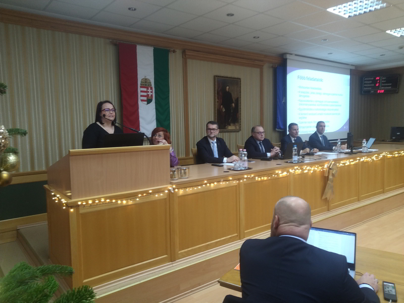 Farkas Ildikó bemutatja a közművelődési intézmény munkáját a közgyűlésnek