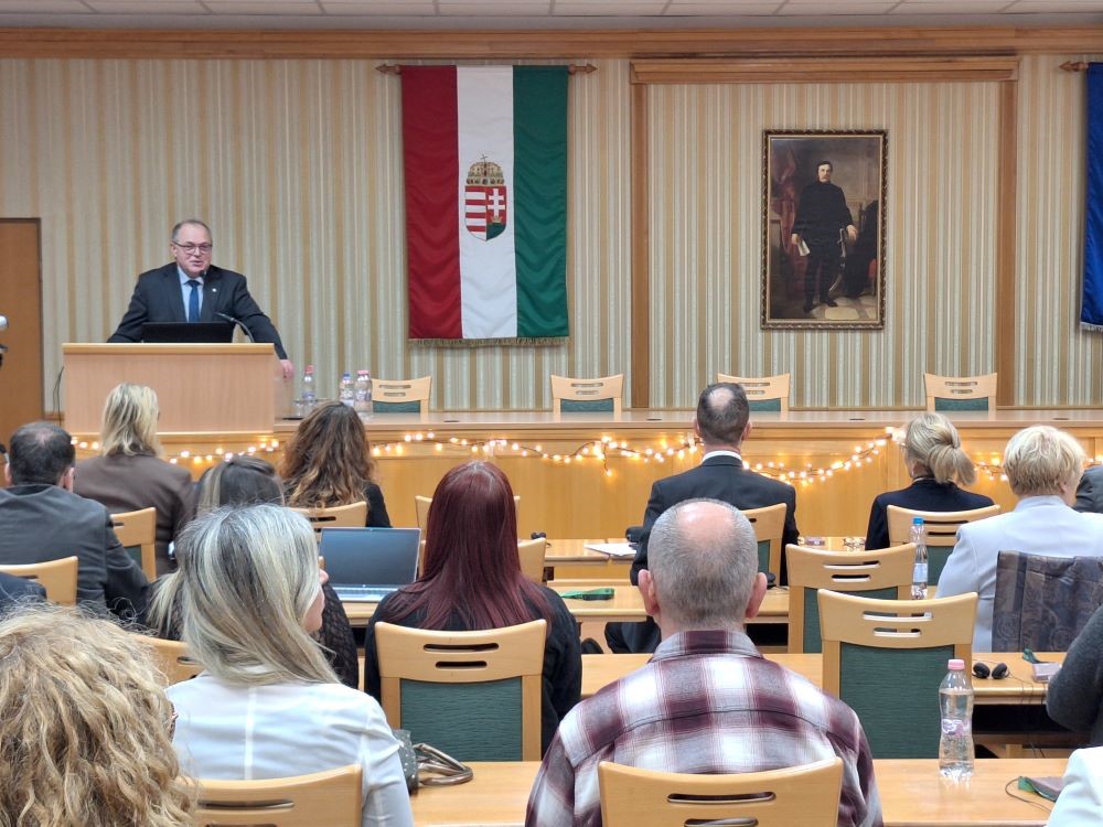 A konferenci&aacute;t P&aacute;csonyi Imre, a Zala V&aacute;rmegyei K&ouml;zgyűl&eacute;s aleln&ouml;ke, valamint Dr. Jo&oacute; Istv&aacute;n, a Pannon Egyetem Gazd&aacute;lkod&aacute;si Kar Zalaegerszeg d&eacute;k&aacute;nja nyitotta meg.